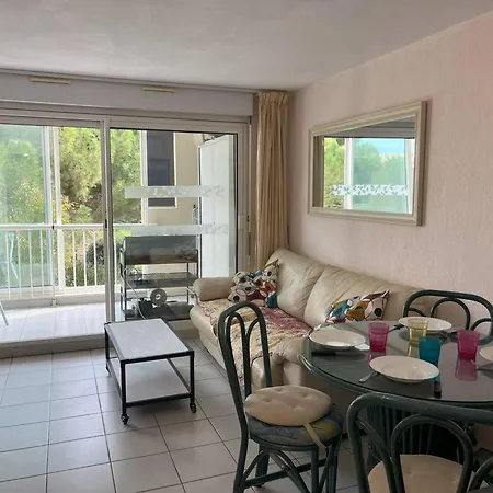 T2 Avec Parking Et Piscine, Proche Commodites - Fr-1-749-73 Apartmán